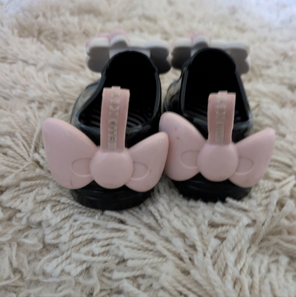 Mini Melissa Toddler Girls Bundle HELLO KITTY Sneakers + Mary Jane's Bow Size 6 - Picture 4 of 8